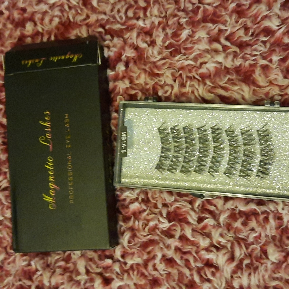 Magnetic lashes  2 different sets.. Black